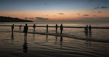 留住藍(lán)天碧水，也要留住萬物生靈